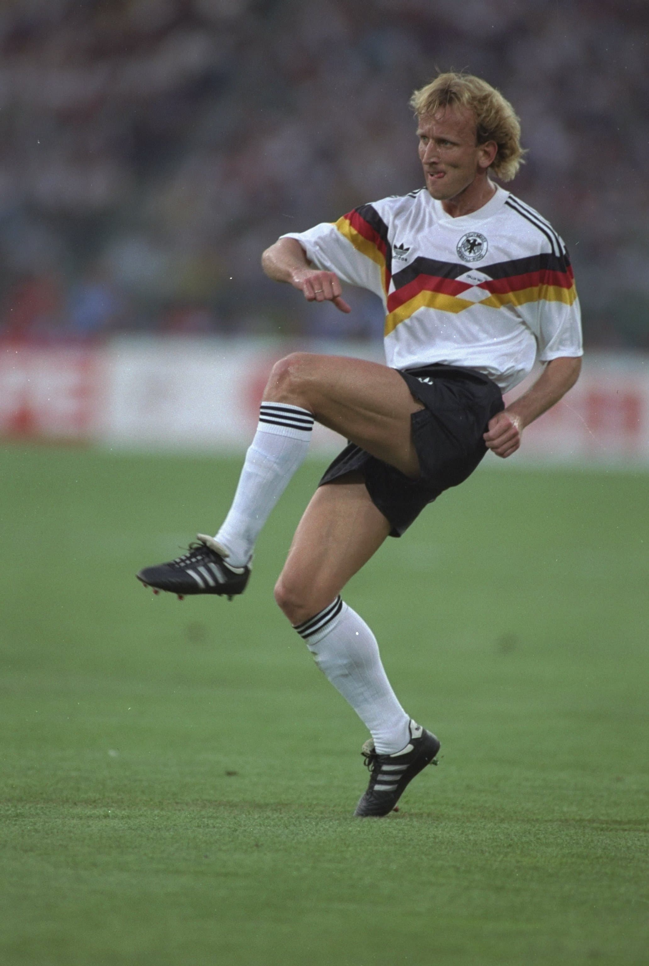 Andreas Brehme bate pênalti que deu o tricampeonato da Alemanha na final da Copa de 1990, contra a Argentina, em Roma