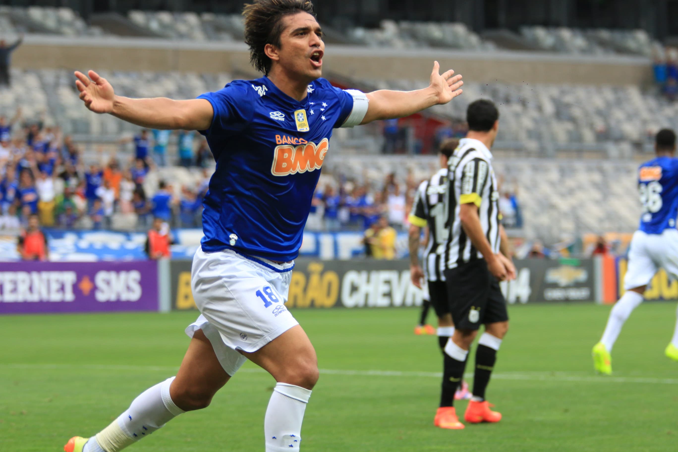 Marcelo Moreno comemora gol na vitória por 3 a 0 do Cruzeiro sobre o Santos no Mineirão
