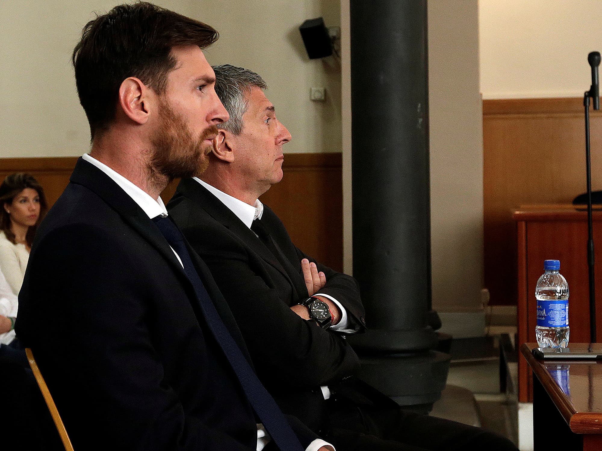 Jogador argetino do Barcelona, Lionel Messi e seu pai Jorge Horacio Messi, aguardam em tribunal onde respondem processo por sonegação de impostos