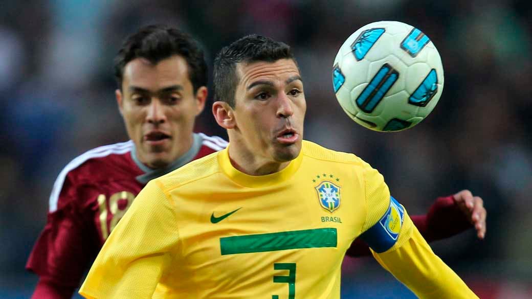 Lúcio com a camisa da seleção brasileira na Copa América de 2011