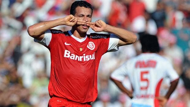 Leandro Damião comemora seu gol na vitória do Internacional