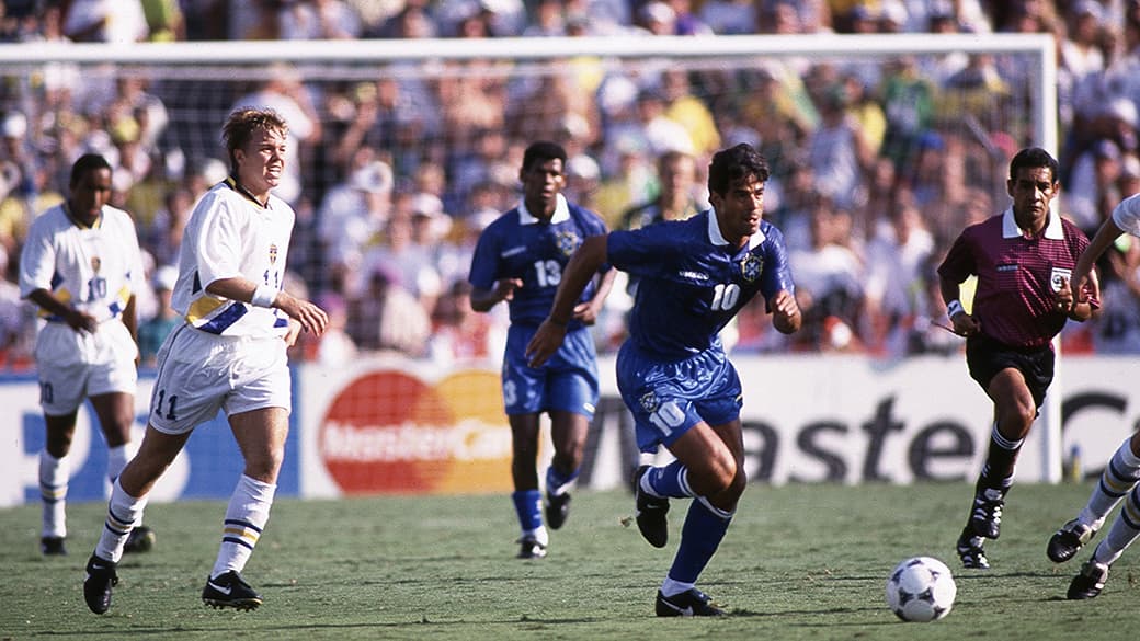 Raí e Brolin, da Suécia, na semifinal da Copa do Mundo de 1994