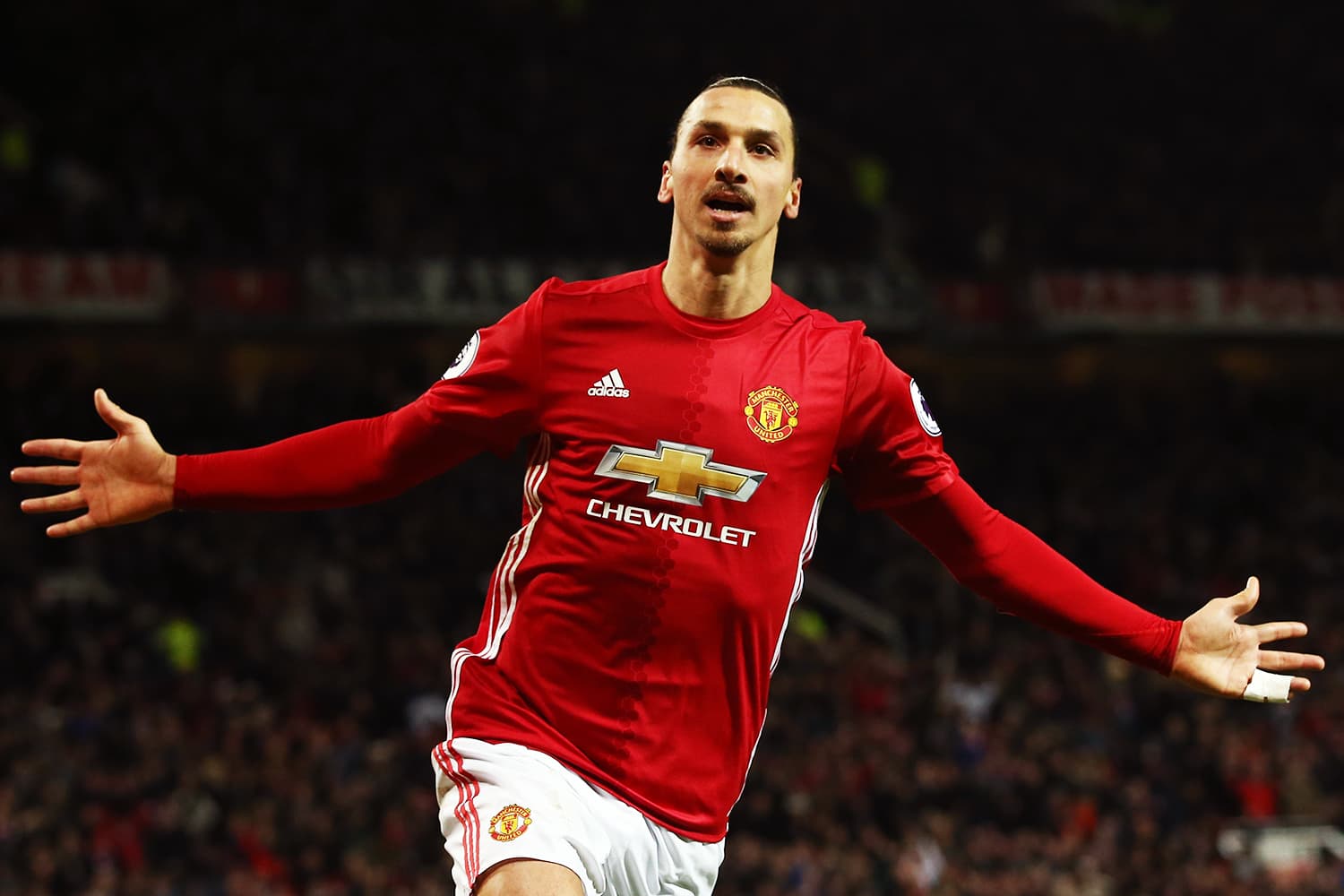 O jogador do Manchester United, Zlatan Ibrahimovic, comemora após marcar gol contra o Sunderland, em partida válida pelo Campeonato inglês, realizada no Old Trafford - 26/12/2016