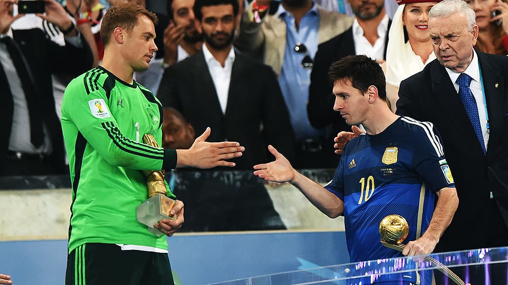 O alemão Neuer cumprimenta Lionel Messi no Maracanã: para o presidente da Fifa, o goleiro merecia ter ficado com a Bola de Ouro da Copa