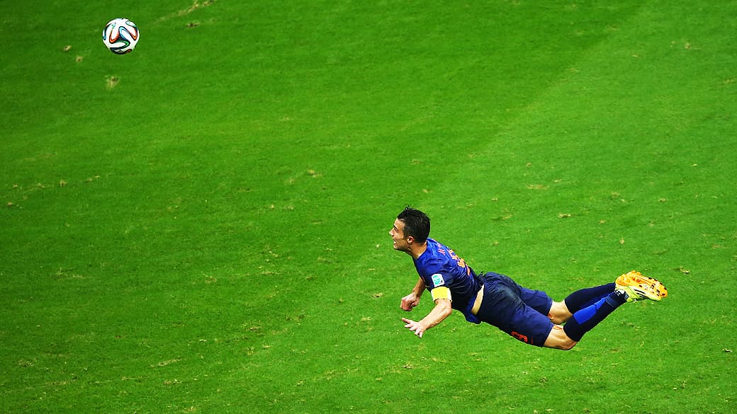 Van Persie comemora o quarto gol da Holanda contra a Espanha, na Arena Fonte Nova, em Salvador