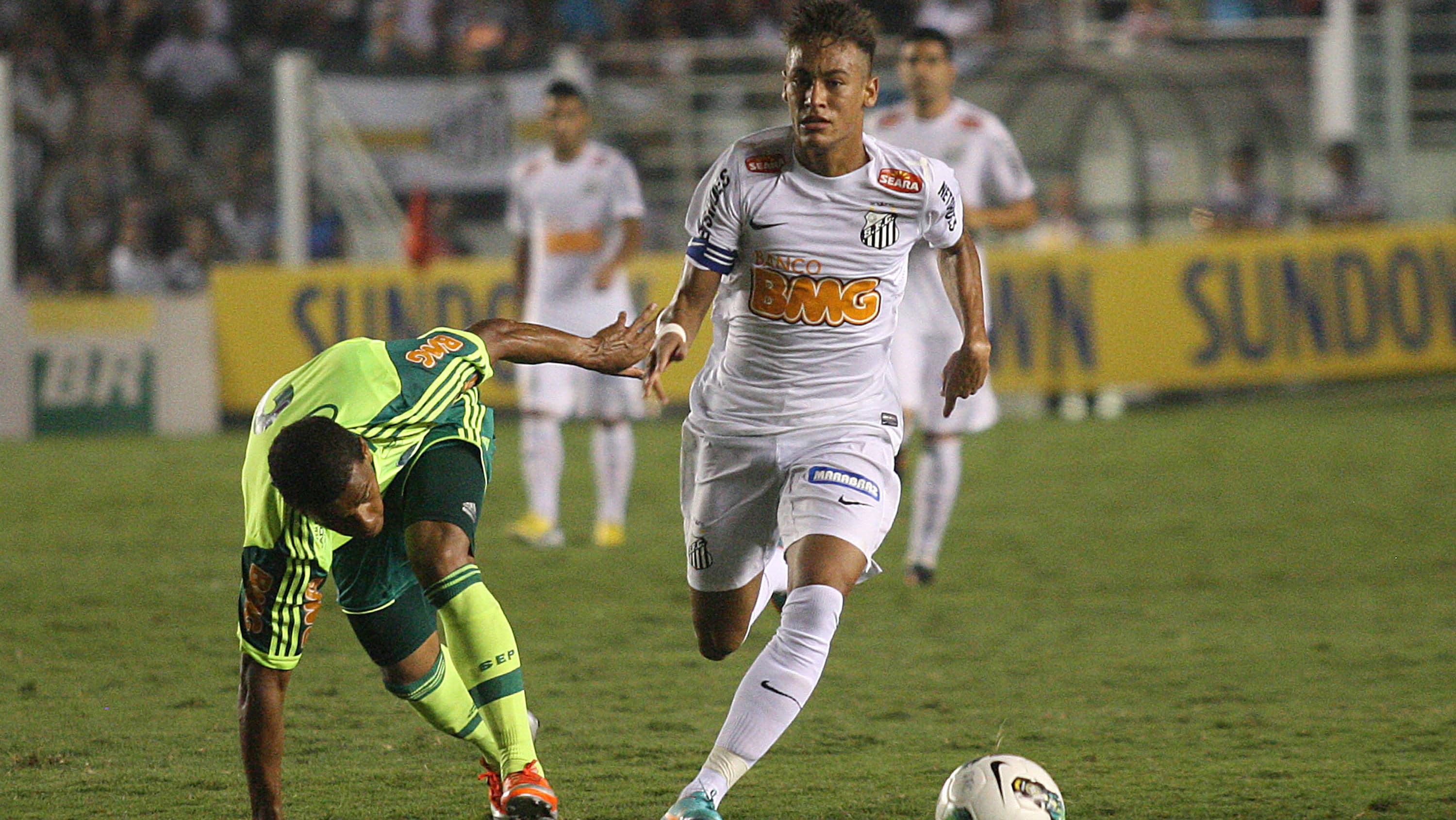 Os jogadores Neymar e Arthur em lance da derrota do Palmeiras para o Santos, na última rodada do Campeonato Brasileiro 2012 (01/12/2012)
