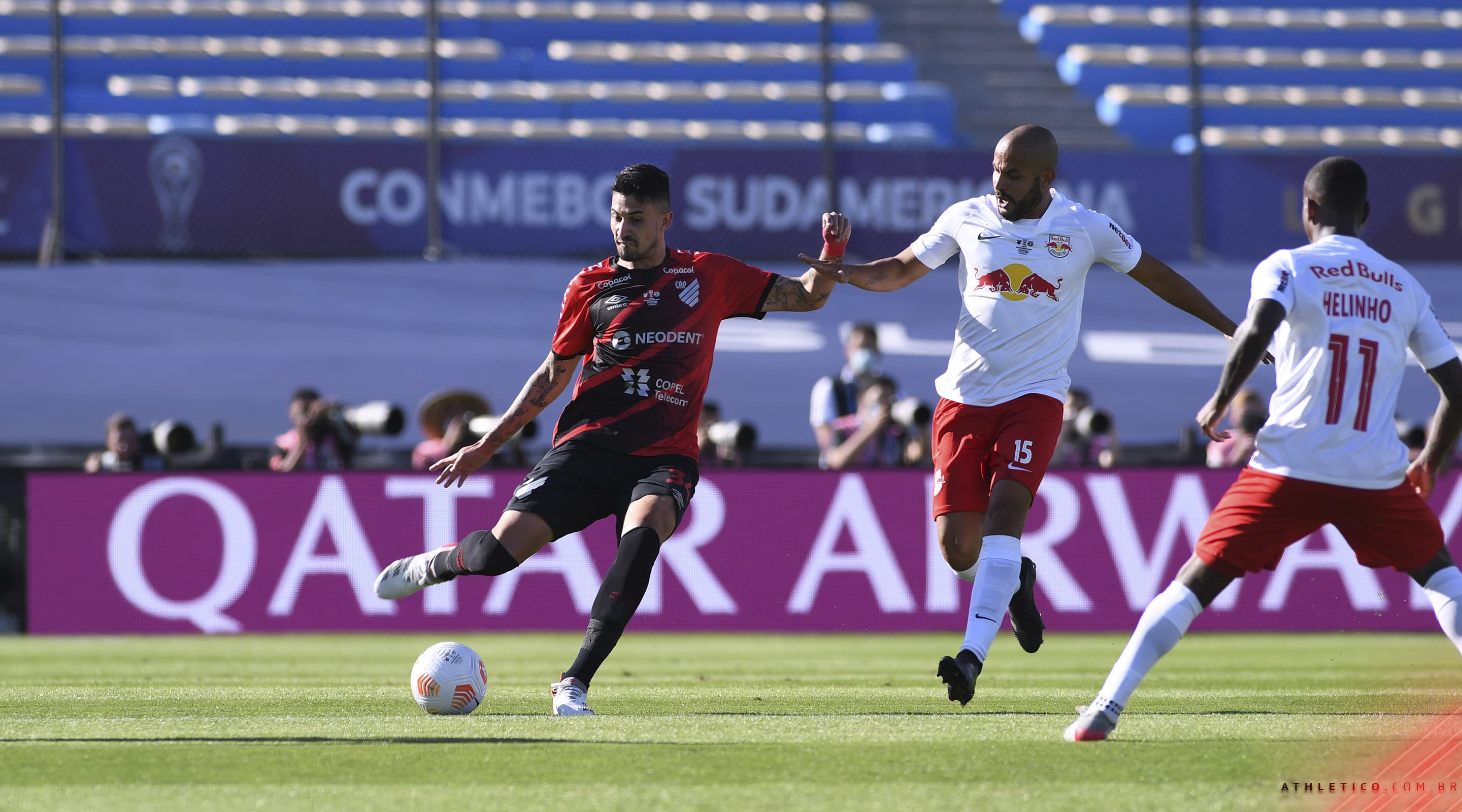 Lance da partida entre Athletico-PR x Red Bull Bragantino na final da Sul-Americana, em Montevidéu
