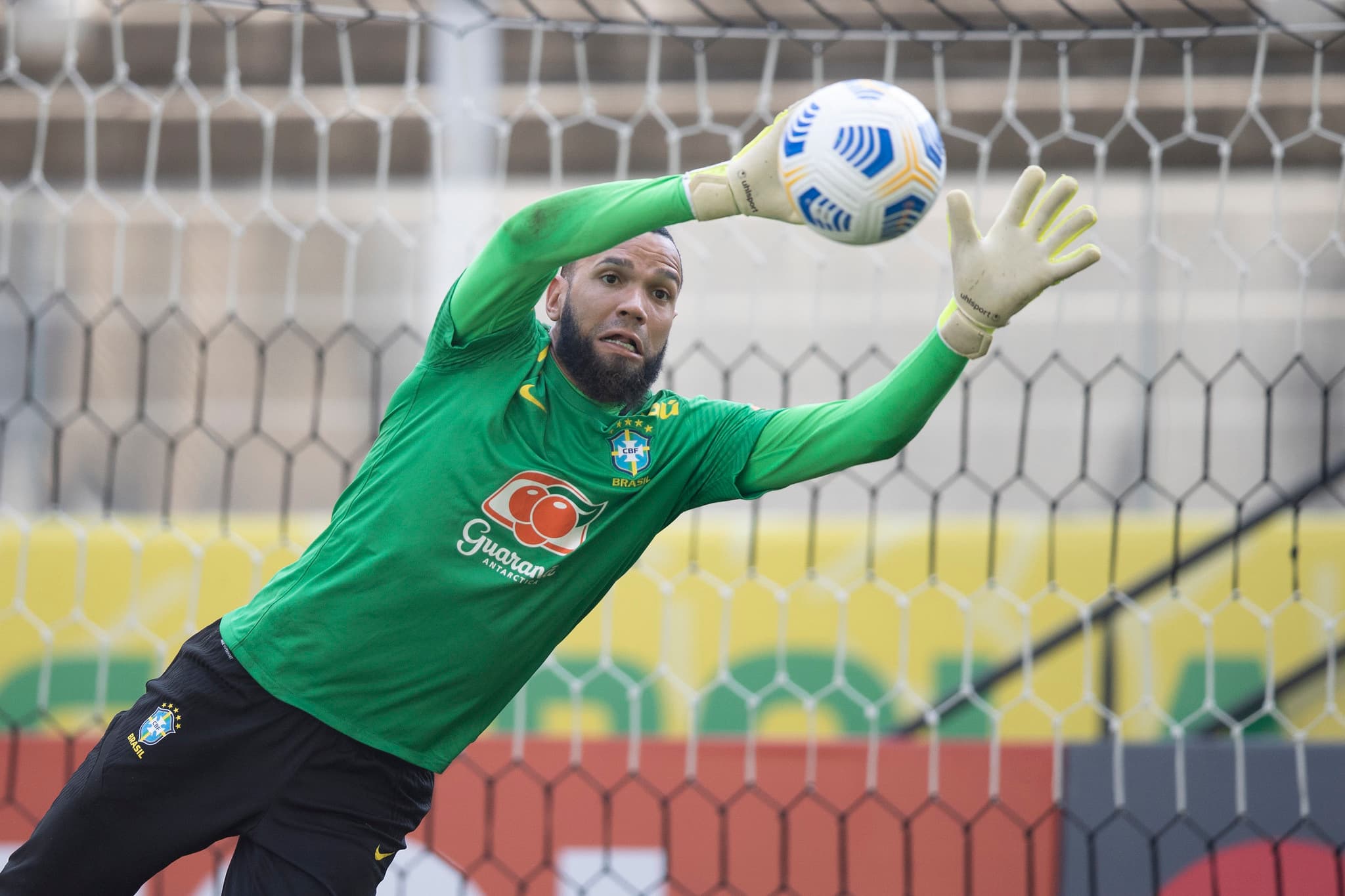 Pela seleção, Everson briga pela 3ª vaga para o gol -
