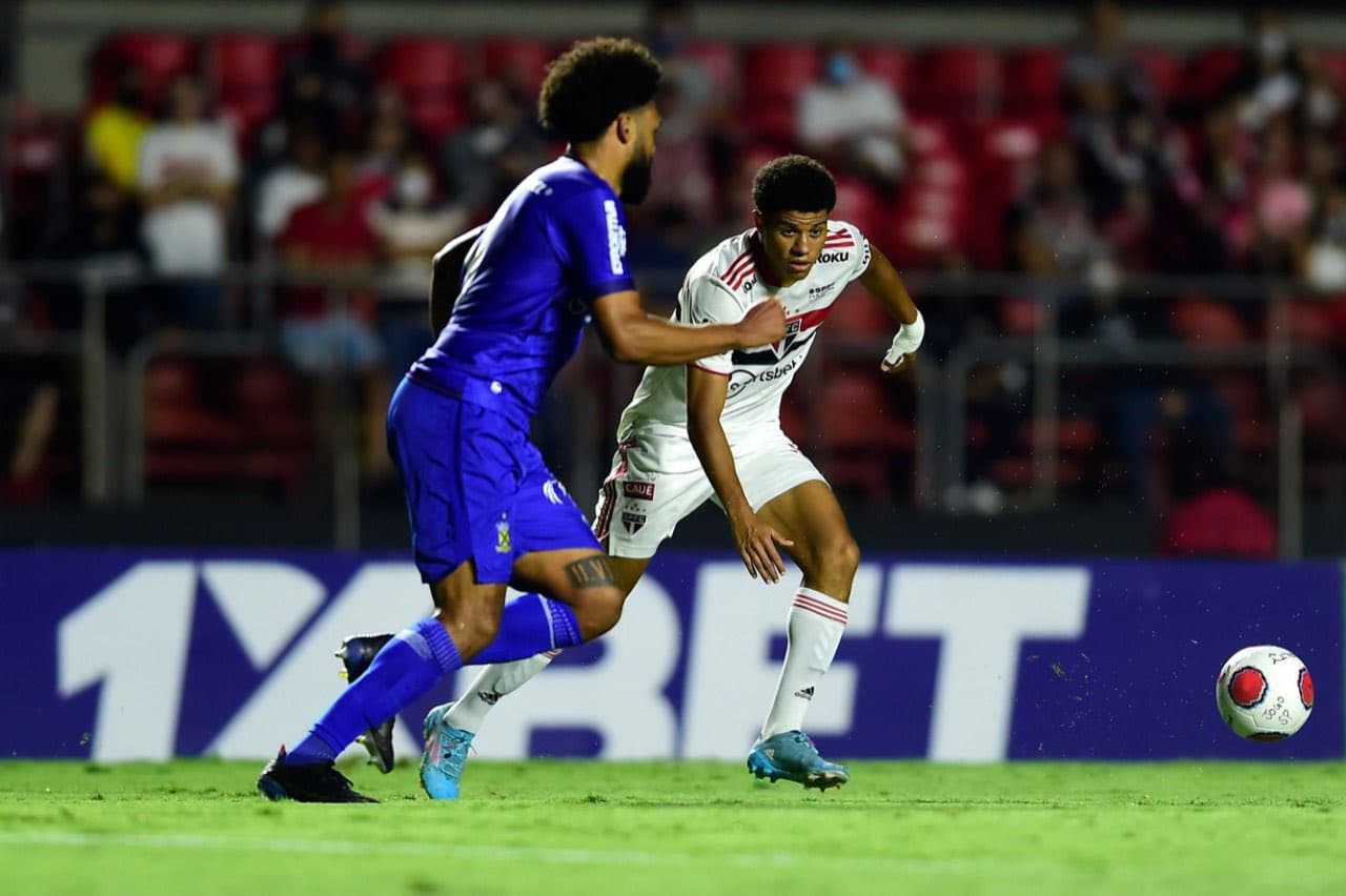 Gabriel Sara em ação pelo São Paulo contra o Santo André no Paulistão -