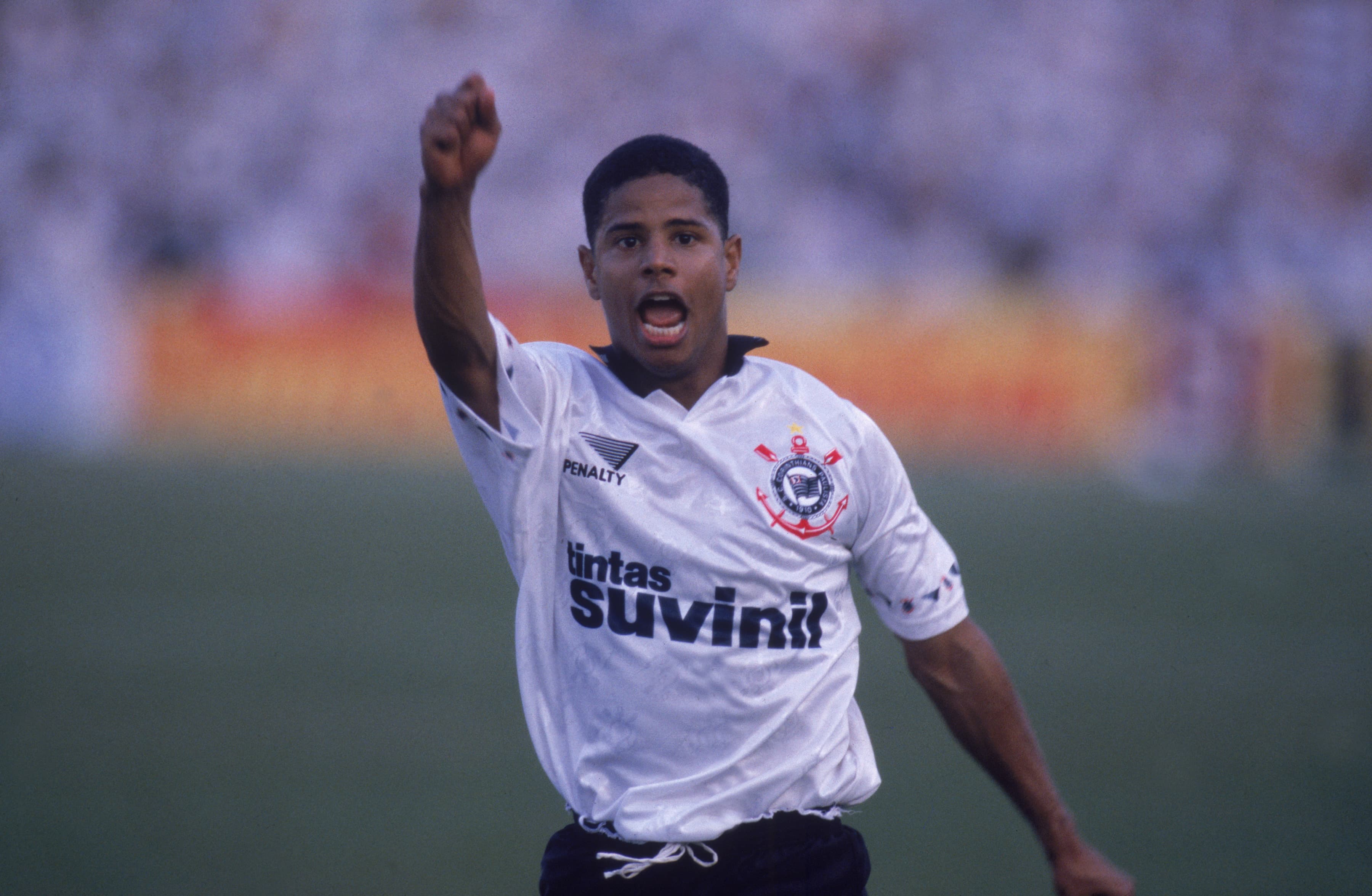 Marcelinho Carioca comemorando gol contra o Palmeiras, na finalíssima do Campeonato Paulista, no Estádio Santa Cruz.