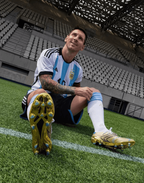 Messi posa com a chuteira que usará em sua Copa do Mundo -