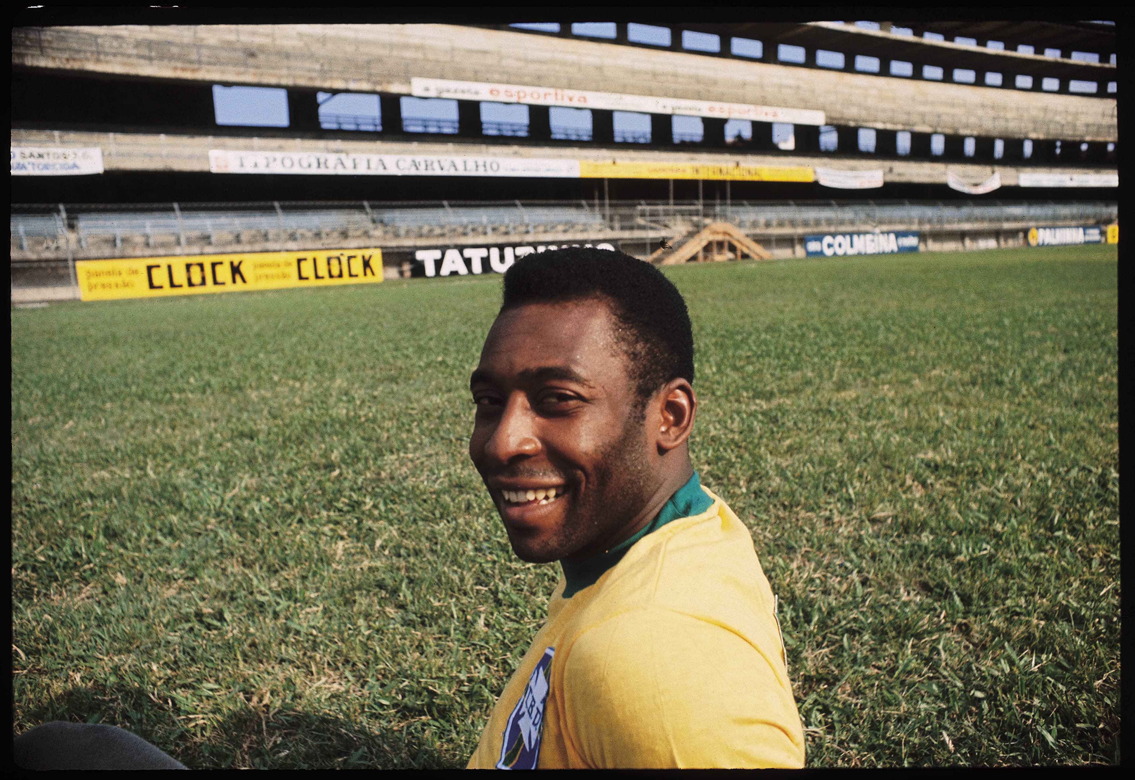 Pelé com a camisa da Seleção Brasileira de Futebol.
