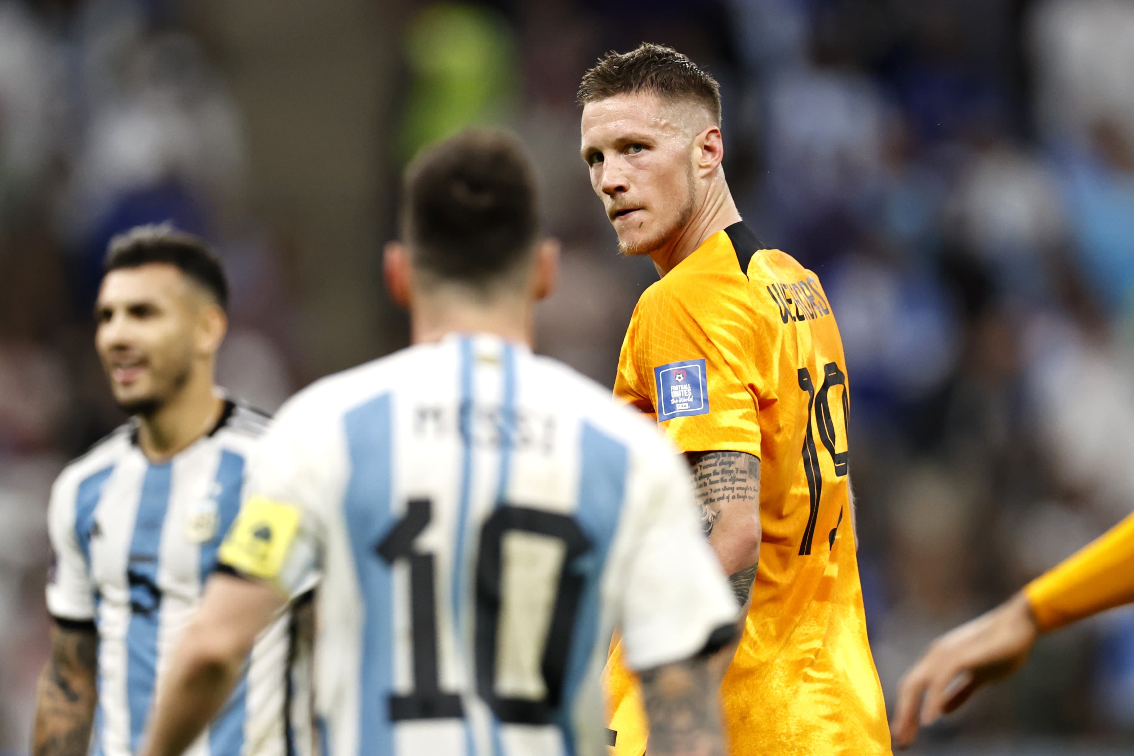 Wout Weghorst encara Lionel Messi durante jogo entre Holanda e Argentina na Copa do Mundo -