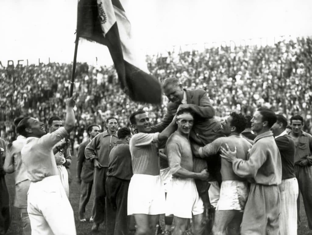 Jogadores da Itália comemoram título da Copa de 1934/ Reprodução