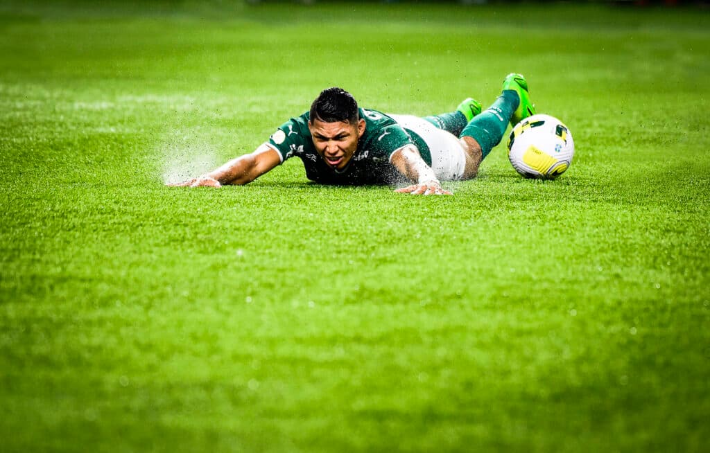 Rony, do Palmeiras, no gramado sintético do Allianz Parque