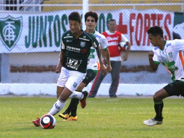 Atualmente técnico, Carpini tinha 32 anos quando se aposentou do futebol - Luciano Santos/Mantiqueira/Caldense