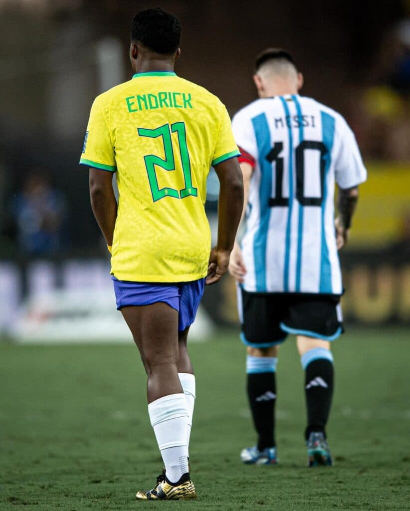 Endrick com Messi ao fundo: craque argentino vencedor de oito Bolas de Ouro – @endrick/Instagram
