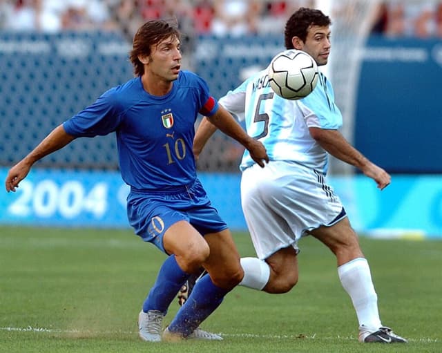 Andrea Pirlo, da Itália, e Javier Mascherano, da Argentina, na Olimpíada de Atenas-2004 - EFE/PACO CAMPOS