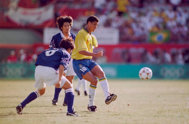 Rivaldo passando a bola durante partida das Olimpíadas de 1996 - Getty Images