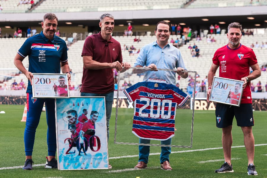 Da esq. para a dir.: o auxiliar Nahuel Martínez, Vojvoda, Marcelo Paz e o também auxiliar Gastón Liendo em homenagem pela marca de 200 jogos completada logo na estreia da temporada - Leonardo Moreira/Fortaleza EC