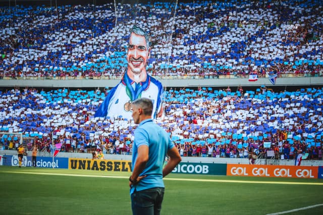 No Castelão, técnico contempla emocionado o mosaico feito pela torcida no fim de 2022: ‘Gracias, professor’ - Leonardo Moreira/Fortaleza EC