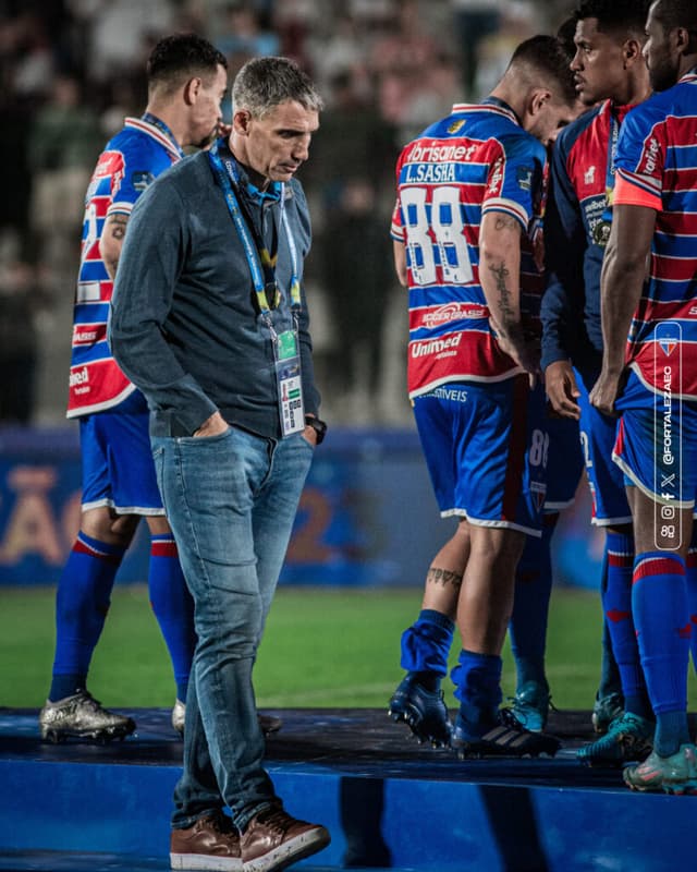 Cabisbaixo e com a medalha do vice no peito: técnico assimila o amargor da derrota na final contra a LDU - João Moura/Fortaleza EC