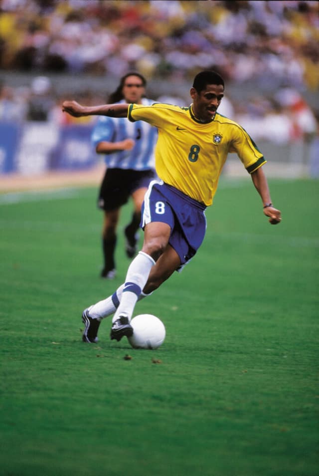 Vampeta e Sorín durante um Brasil x Argentina no Beira-Rio - PLACAR