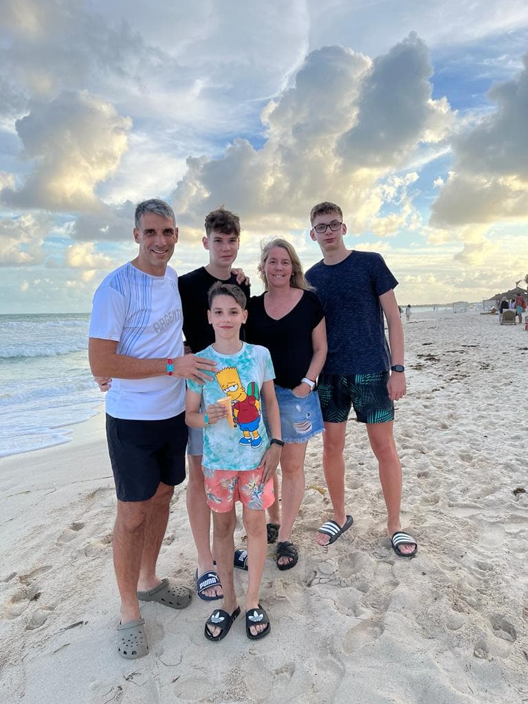 Com os filhos Marko, Matias e Santino e a esposa Marite; família fixou residência em Rosario - Arquivo pessoal
