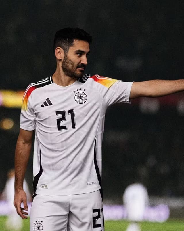 Novo uniforme da Alemanha sendo utilizado por Gündogan - Foto: Adidas / Divulgação