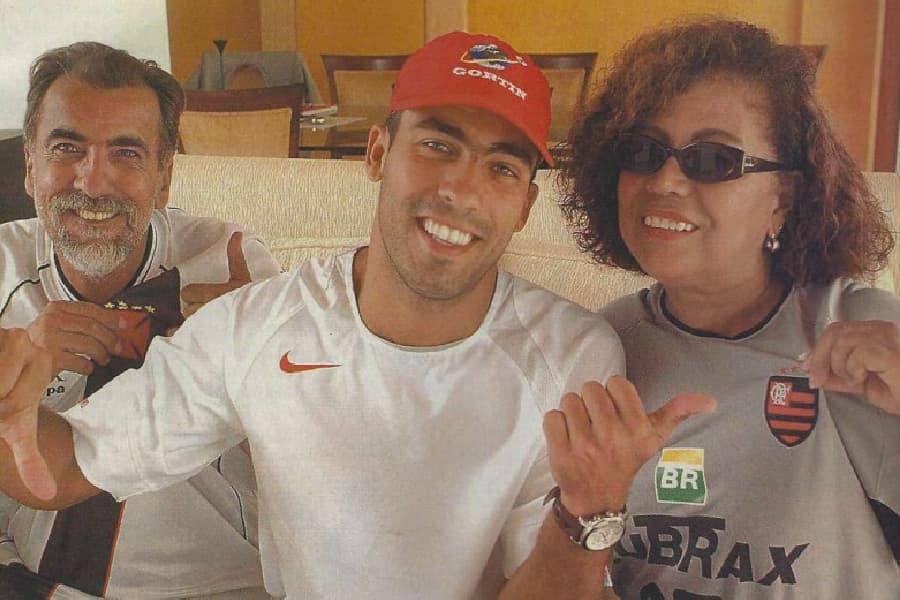 Felipe com o pai, o vascaíno Jorge, e a mãe, Marinalva - Daryan Dornelles/Placar