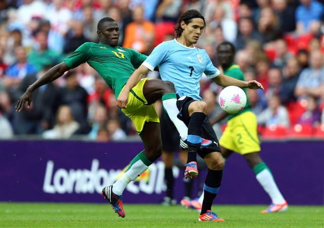 Edinson Cavani, do Uruguai, e Stephane Badji, do Senegal, durante os Jogos Olímpicos de Londres-2012, em Wembley - EFE/Srdjan Suki