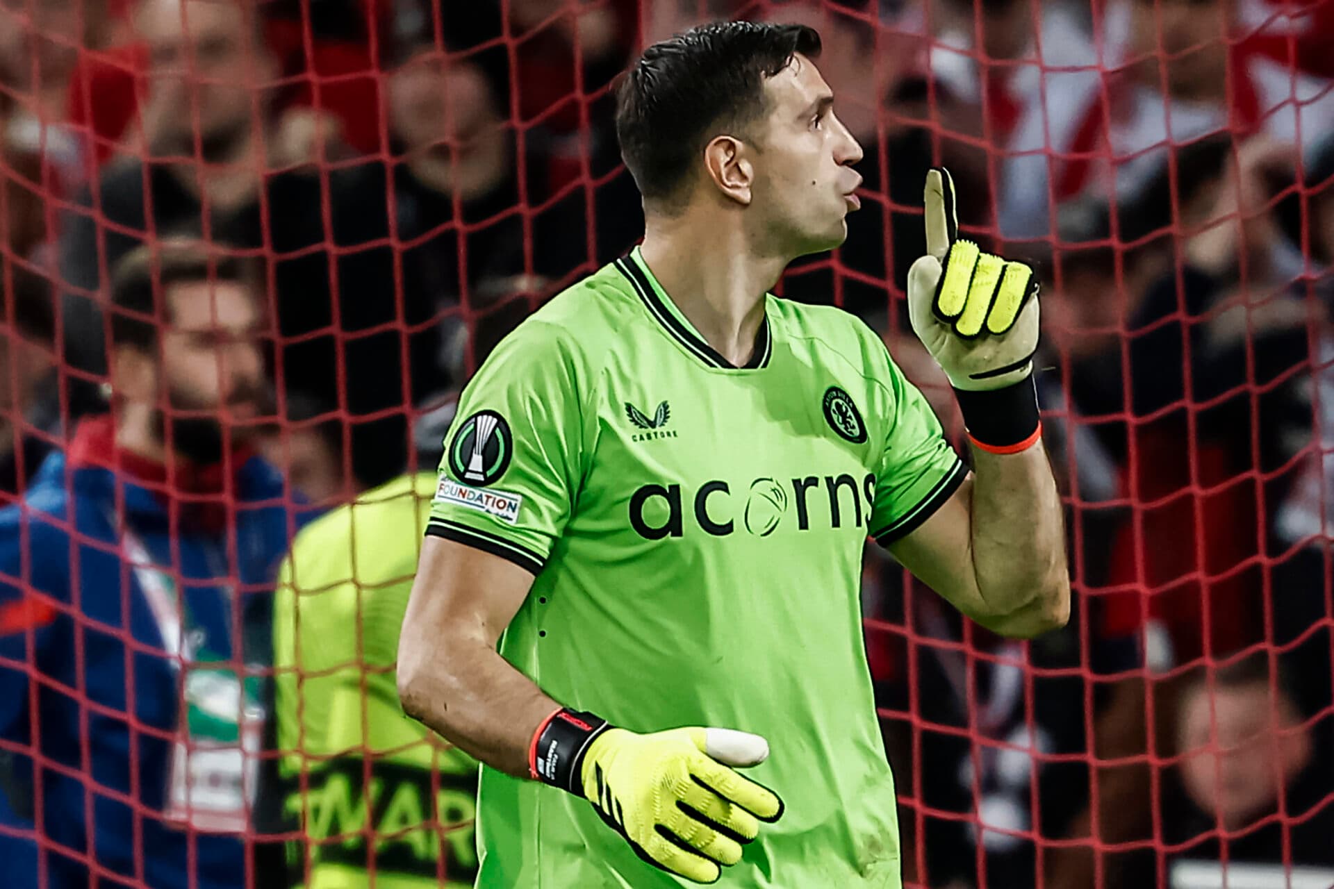 Martínez pediu silêncio para a torcida do Lille após defender penalidade - Sameer Al-Doumy/AFP