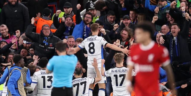 Pasalic´ comemorando com a torcida durante vitória de 3x0 contra o Liverpool, em Anfield - EFE/EPA/ADAM VAUGHAN