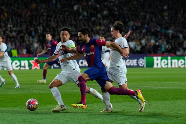 Gündogan carrega a bola contra dois defensores do PSG - EFE/Alejandro García