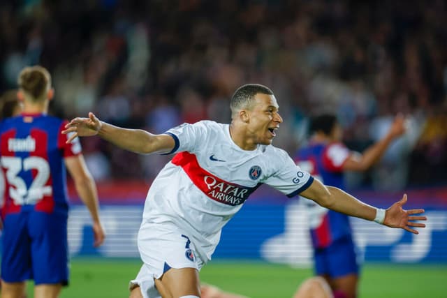 Mbappé comemora gol contra o Barcelona em partida da Champions League - EFE/Alberto Estevez.