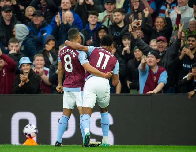 Aston Villa empatou com o Liverpool com dois gols no final do jogo - EFE/EPA/PETER POWELL