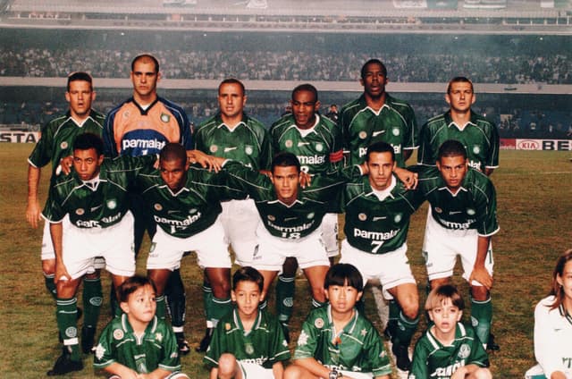 Time posado do Palmeiras, no jogo contra o Boca Juniors, na finalíssima da Taça Libertadores da América, no Estádio do Morumbi - Sergio consolando Argel, que esta chorando, após a derrota contra no Boca Junior, no Estádio do Morumbi - Renato Pizzutto./PLACAR