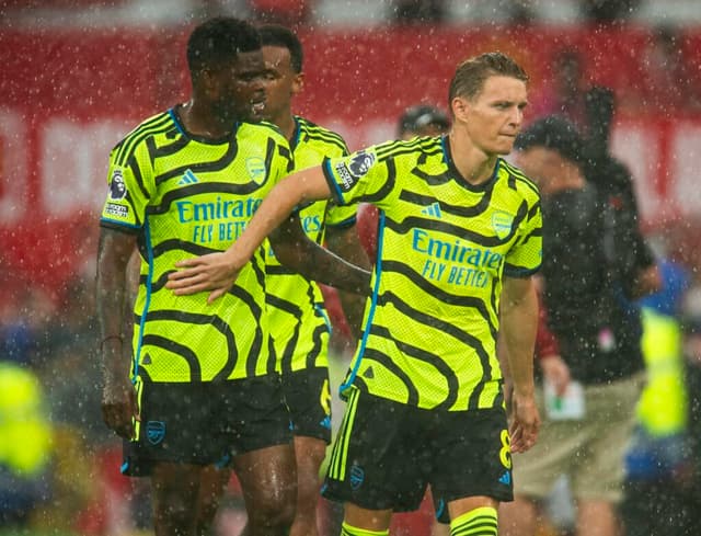 Este pode ser o segundo ano consecutivo que o Arsenal perde o título para o City - EFE/EPA/PETER POWELL