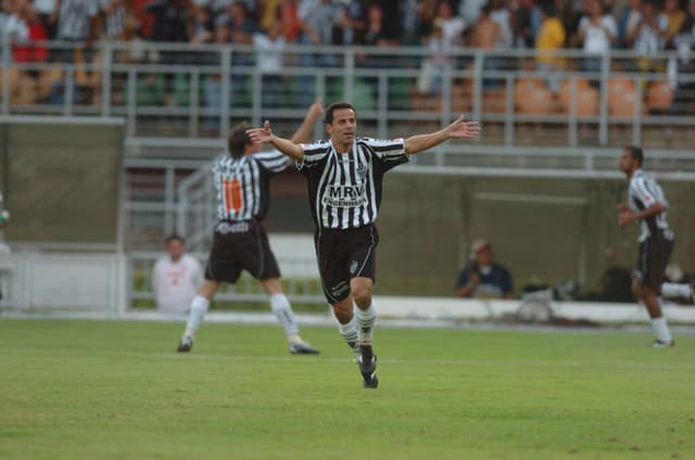 Euller, do Atlético Mineiro durante jogo contra o Atlético do Paraná, partida válida pelo Campeonato Brasileiro de Futebol, no Estádio Mineirão.