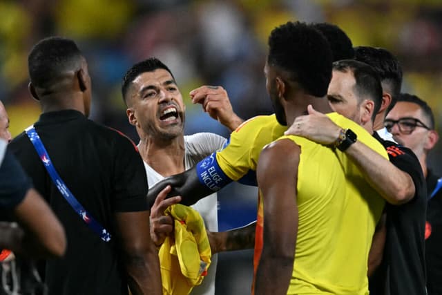 Suárez e Mina discutem após o término da partida - Chandan Khanna/AFP