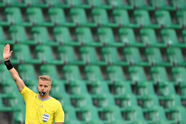 Fim de jogo sem público presente no estádio em Saint-Ettiene - Arnaud Finistre/AFP