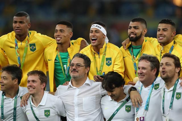 Micale, comissão técnica e jogadores -EFE/Marcelo Sayão