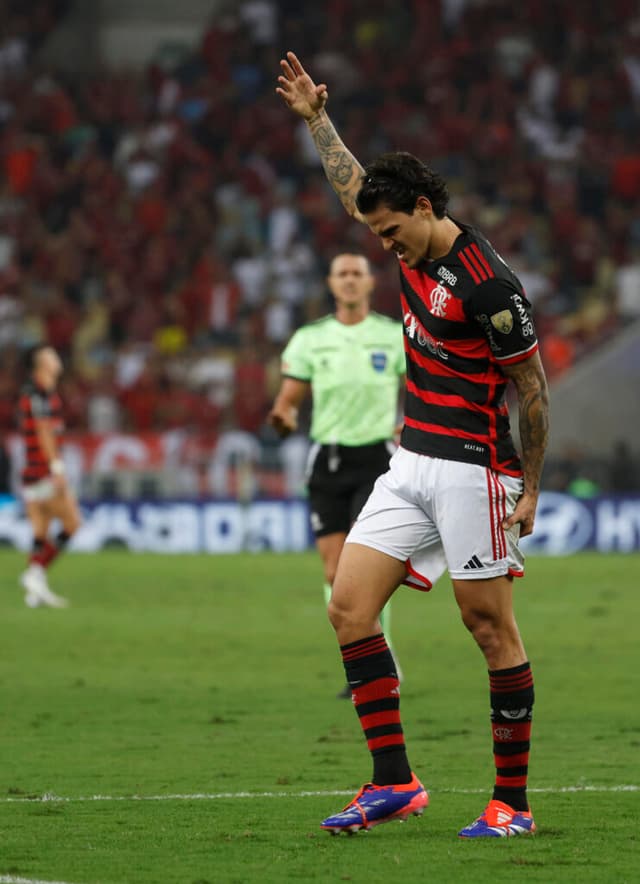 Pedro sai machucado durante partida contra o Bolívar - EFE/ Antonio Lacerda