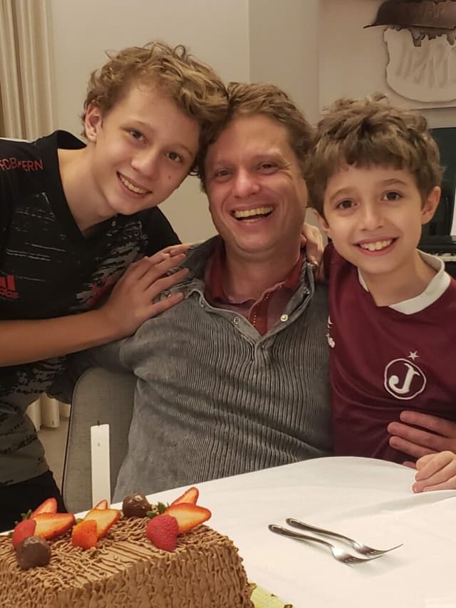 Em casa, ao lado dos filhos e da família - Arquivo pessoal