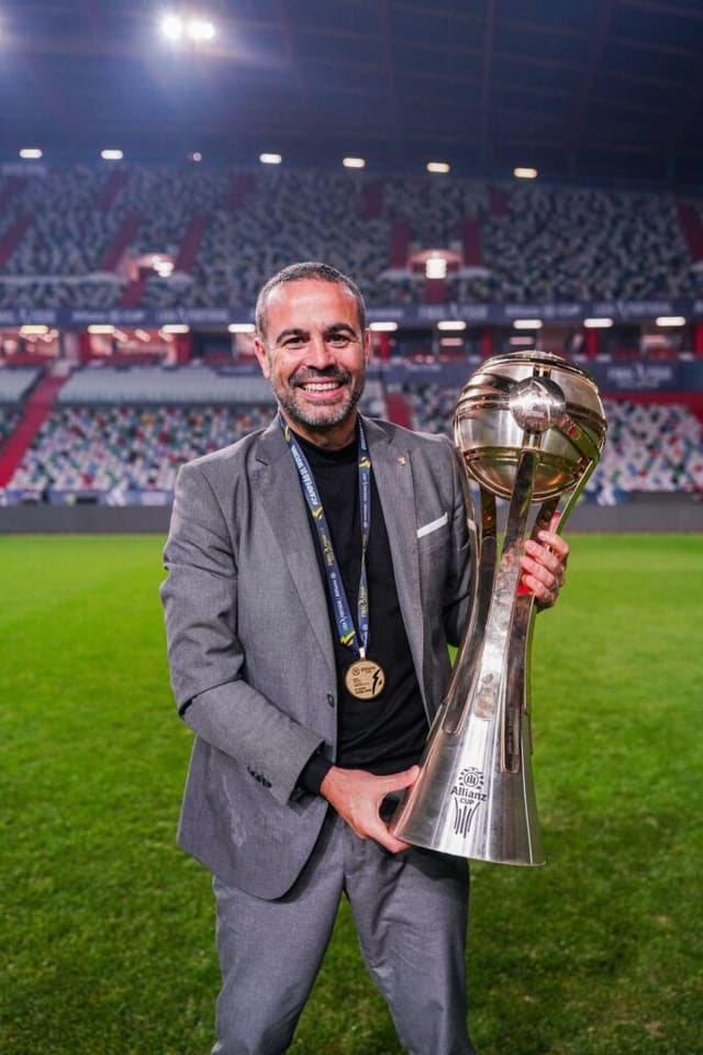 O até agora único troféu da carreira: a Taça da Liga de Portugal pelo Sporting Braga - Arquivo pessoal