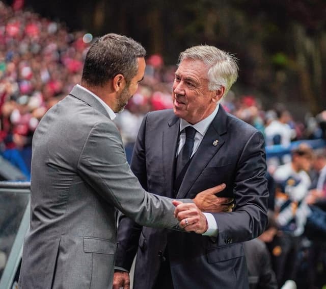Com Carlo Ancelotti, uma de suas referências de treinador - Arquivo pessoal