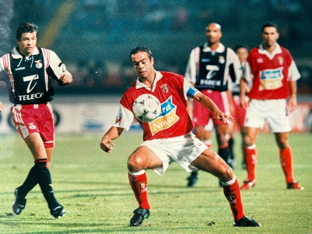 Nos temos de zagueiro, também com a camisa do Braga - Arquivo pessoal