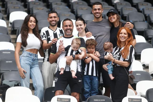 Com a família na chegada ao Botafogo, no estádio Nílton Santos - Arquivo pessoal