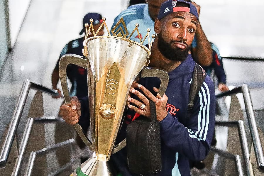 na bagagem: Gérson com a taça da Supercopa - Gilvan de Souza/Flamengo