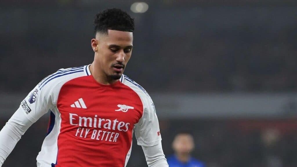 Clube da Premier League é multado por pressionar árbitro após expulsão